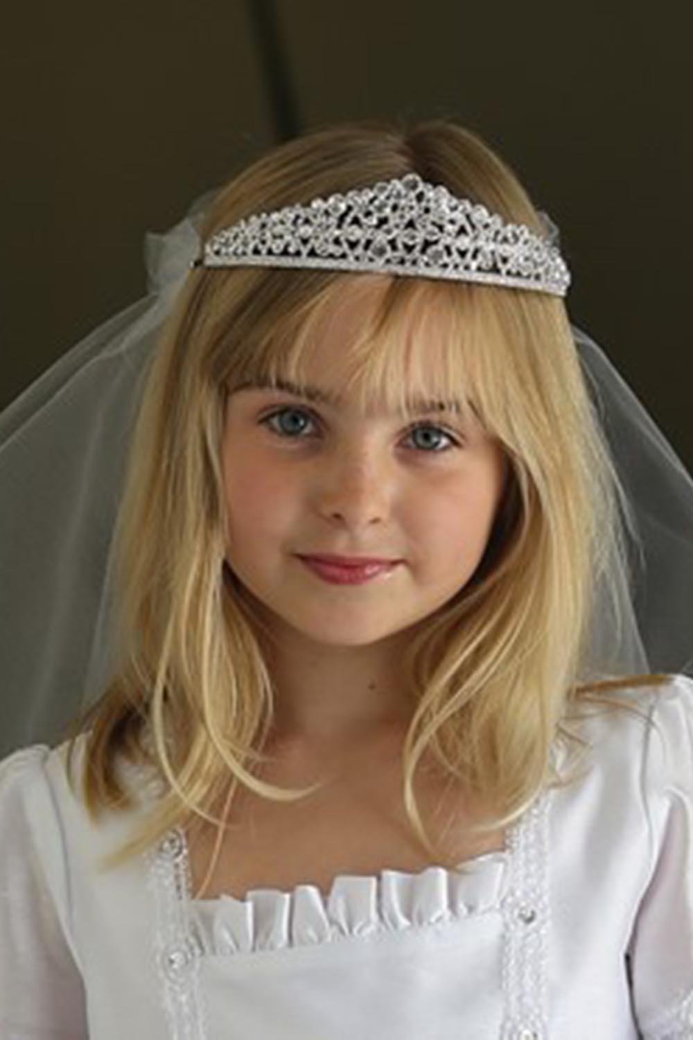 Stunning tiara with pencil edge veil. Stunning tiara with pencil edge veil.