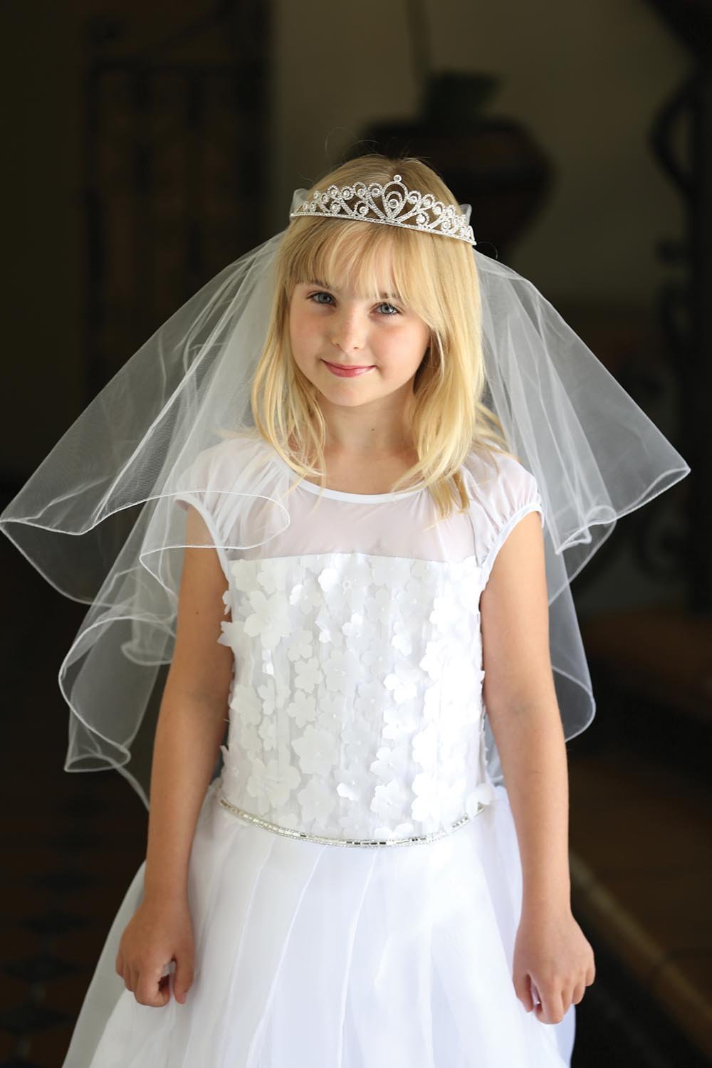 Beautiful rhinestone tiara attached to pencil edge veil. Beautiful rhinestone tiara attached to pencil edge veil.